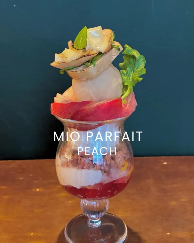 【 ミオパフェ 桃 】　

皆さま大変お待たせしました🙌🏻
次のミオパフェは桃が主役！8/14(金)より販売開始いたします。

使用するのは山形県ノッキズファームさんの桃。品種はその時期の旬のものを厳選して使用します。桃の素材を活かしつつ、新たな楽しみ方ができるようなパフェに仕上げました。

トップにはカリッとトーストした自家製バゲットに桃、カマンベールチーズ、ルッコラをのせたタルティーヌを。
前菜感覚でお楽しみいただけます。

ポイントとなるのは山形県・小国のクロモジ。まるで森林浴をしているかのような、クロモジの爽やかな風味が桃との相乗効果を生み出します。

桃のマリネにはコリンキーやみょうがを使用し、食感のアクセントに。意外な相性をみせる万能食材・桃。
最初から最後まで飽きのこない構成になっています！

まだまだ夏の暑さが続くこのシーズン、旬の食材をたっぷり取り入れたミオパフェで心も体も癒してください🌱🍑

シェ・ミオみはらしの丘店
提供時間: 10:00-16:00
価格: ¥2,300 （税込）

#ミオパフェ #シェミオ
#山形グルメ #山形カフェ #山形観光
